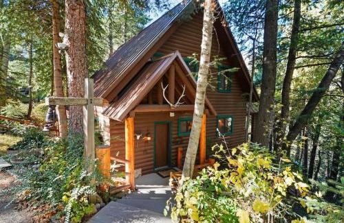 Sundance Apartment | Beartooth Lodge with Hot Tub and Stuart Falls Views