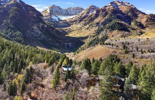 Sundance Apartment | Beartooth Lodge with Hot Tub and Stuart Falls Views