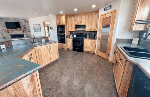 Clark House | Beartooth Retreat - EPIC Mountain Views! Near Cody WY and Red Lodge MTn
