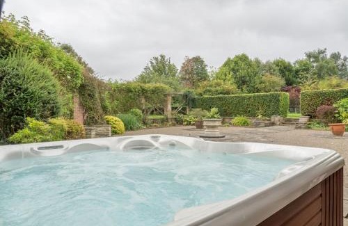 Pembridge House | Bearwood House & Cottage