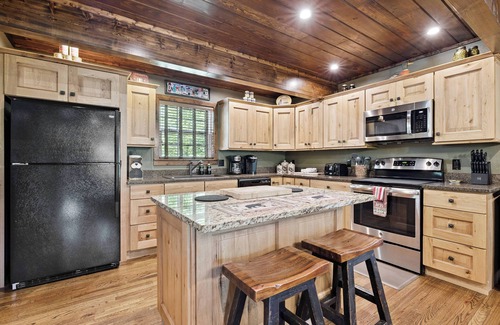 Wears Valley Cabin | Beary Cozy Easy Access 3br/2.5ba All The Charm Of The Smoky Mountains. Free WiFi