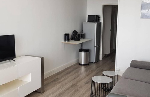 Quartier de la Chapelle Apartment | Beau studio rénové 30m2 balcon vue Paris+parking