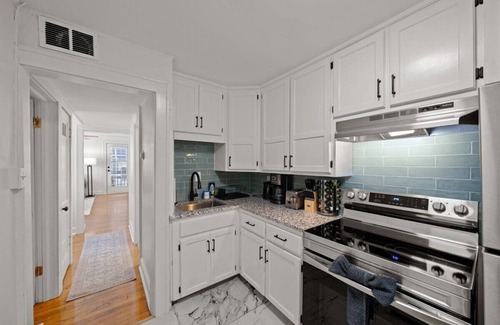Kansas City Apartment | Beautiful 1 BD walking distance from KU MED!