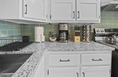 Kansas City Apartment | Beautiful 1 BD walking distance from KU MED!