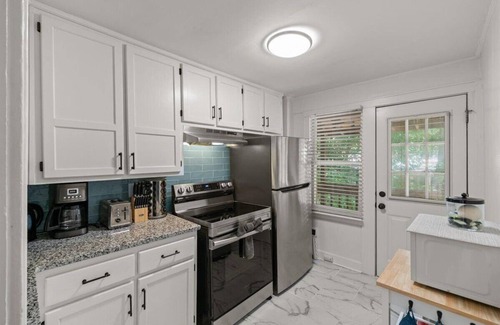 Kansas City Apartment | Beautiful 1 BD walking distance from KU MED!