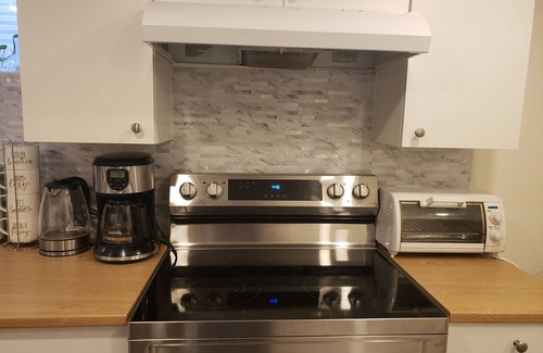 Richmond Hill Apartment | Beautiful 1 Bed+ Den Basement apartment in Richmond Hill