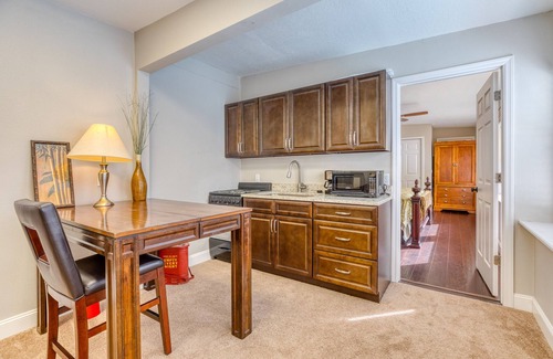 Southern Oaks Apartment | Beautiful 1 Bed Studio Overlooking Pool Oasis