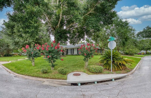 Southern Oaks Apartment | Beautiful 1 Bed Studio Overlooking Pool Oasis