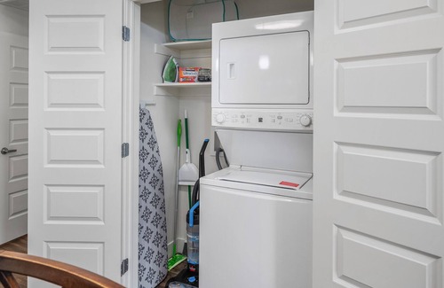 Murray Apartment | Beautiful 1 Bedroom King Bed and Pool