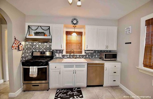 Rockford House | Beautiful 10-Person Home ~Game Room~Pet Friendly