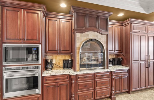 Richmond House | Beautiful 14 Bedroom Lexington Kentucky Area Ranch with Pool