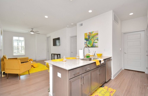 Spring Apartment | Beautiful 1BD/Pool View Apt