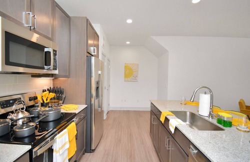 Spring Apartment | Beautiful 1BD/Pool View Apt