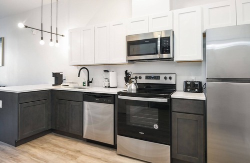 Elizabeth Apartment | Beautiful 1BR Close to Airport 3657