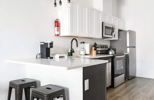 Elizabeth Apartment | Beautiful 1BR Near Airport 6937