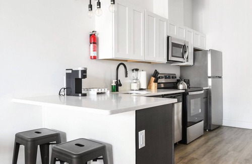 Elizabeth Apartment | Beautiful 1BR Next to Airport 6553