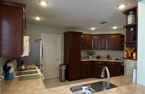 Winifred House | Beautiful 2/2 Villa Conveniently Located w/BBQ Grill & FREE WiFi!