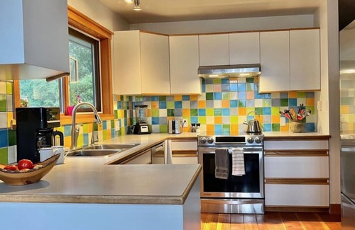 Bowen Island House | Beautiful 2-bdrm home with ocean & sunset views