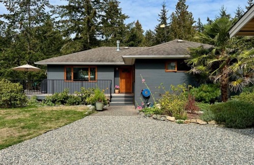 Bowen Island House | Beautiful 2-bdrm home with ocean & sunset views