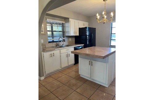 Hudson House | Beautiful 2 bed/2bath home. King/Queen beds.