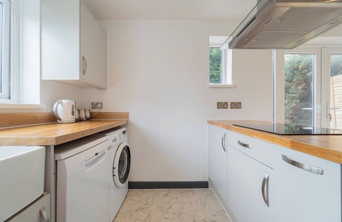 New Forest District House | Beautiful 2 bedroom full-furnished semi-detached house with parking