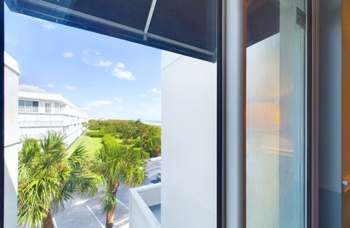 Cape Caneveral Beach Gardens Condo | Beautiful 2 Bedroom, 2 Bathroom Condo in Royal Mansions With Launch & Ocean Views!