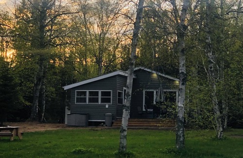 Shillington Cottage | Beautiful 2 bedroom lakefront cottage