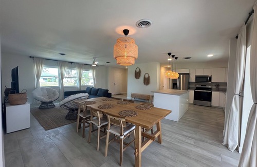 Oakland Hills House | Beautiful 2-bedroom, 2-bathroom in Rotonda West