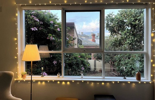 North Melbourne Apartment | Beautiful 2-bedroom apartment in leafy neighbourhood next to Melbourne Uni