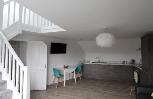 Liverpool Apartment | Beautiful 2 bedroom apartment in a great location at Childwall Fiveways (Flat 1)