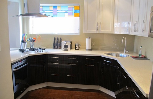 Wanless Park Apartment | Beautiful 2 bedroom home - includes laundry and parking