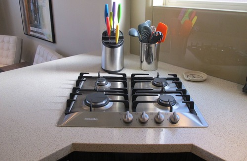 Wanless Park Apartment | Beautiful 2 bedroom home - includes laundry and parking