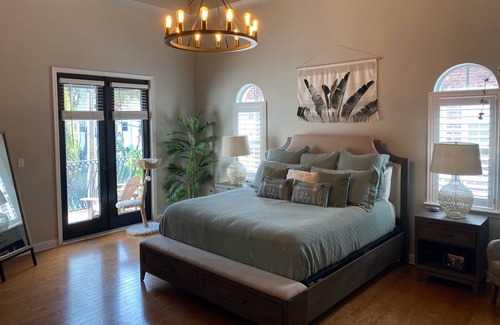 Courier City - Oscawana House | Beautiful 2-bedroom retreat steps from Hyde Park / SoHo - Amazing Location!