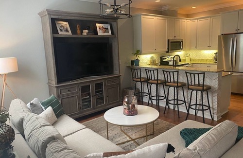 Courier City - Oscawana House | Beautiful 2-bedroom retreat steps from Hyde Park / SoHo - Amazing Location!