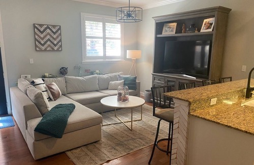 Courier City - Oscawana House | Beautiful 2-bedroom retreat steps from Hyde Park / SoHo - Amazing Location!