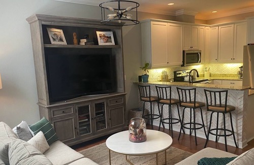 Courier City - Oscawana House | Beautiful 2-bedroom retreat steps from Hyde Park / SoHo - Amazing Location!