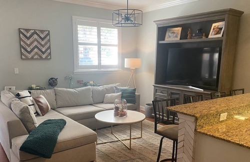 Courier City - Oscawana House | Beautiful 2-bedroom retreat steps from Hyde Park / SoHo - Amazing Location!