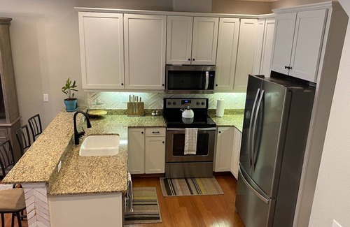 Courier City - Oscawana House | Beautiful 2-bedroom retreat steps from Hyde Park / SoHo - Amazing Location!