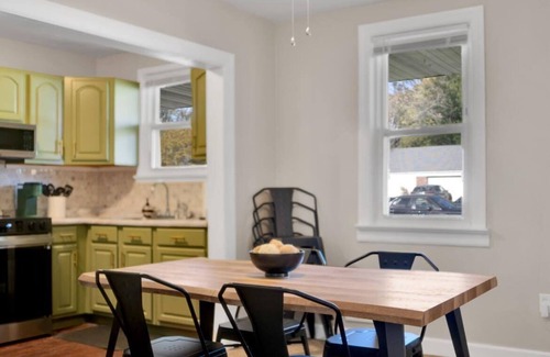Belleville Apartment | Beautiful 2-bedroom house with AC and fast WiFi in Belleville