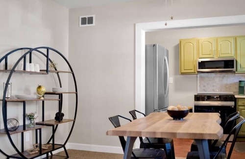 Belleville Apartment | Beautiful 2-bedroom house with AC and fast WiFi in Belleville