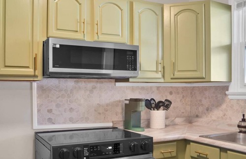 Belleville Apartment | Beautiful 2-bedroom house with AC and fast WiFi in Belleville