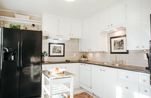 Rountree House | Beautiful 2BR, 2B Bungalow in Desirable Neighborhood! Perfect for Traveling Prof