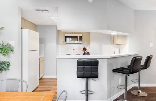 Cherrywood Apartment | Beautiful 2BR 5 Mins to UT 9766