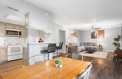 Hancock Apartment | Beautiful 2BR 5 Mins to UT 8379
