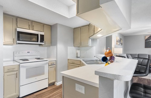 Hancock Apartment | Beautiful 2BR 5 Mins to UT 8379