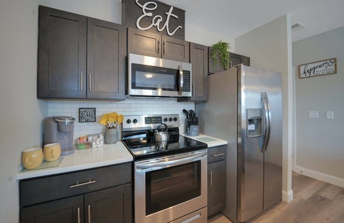 Newark Apartment | Beautiful 2BR Apt/EWR Airport/King/Free Parking