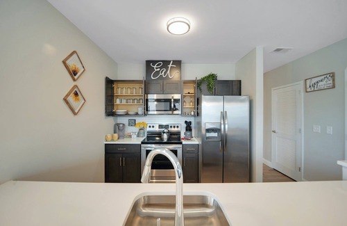 Newark Apartment | Beautiful 2BR Apt/EWR Airport/King/Free Parking
