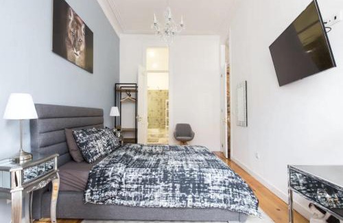 Sao Paulo Apartment | Beautiful 2BR high ceiling/50m from TimeOut market