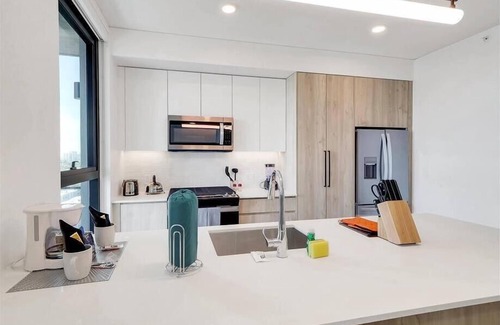 Evans Churchill Apartment | Beautiful 2BR nr Art Exhibits | Walk to Shops & Transport