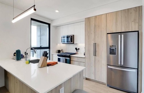 Evans Churchill Apartment | Beautiful 2BR nr Art Exhibits | Walk to Shops & Transport